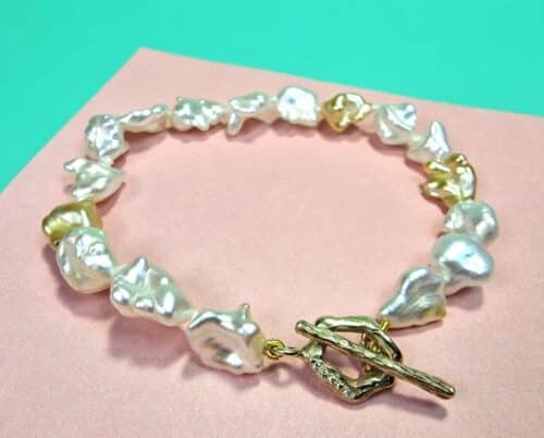 Amorf armband met keshi Zuidzee parels in goud en wit. Met geelgouden kapittelsluiting met diamanten. Oogst Original.