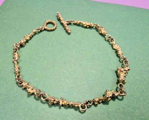 Geelgouden 'Bessen' armband. Speelse schakels met fijne besjes. Tijdloos, elegant ontwerp van Oogst Goudsmeden in Amsterdam.