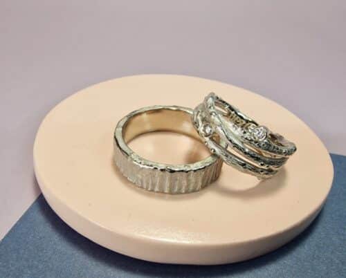 Witgouden stoere trouwringen. Voor haar Takjes met diamant en voor hem Boomschors. Maatwerk paar uit het Oogst atelier.