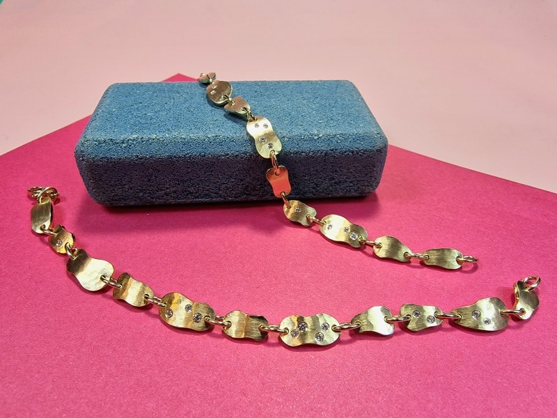 Geelgouden Cellen schakel armband met speels verdeelde diamanten. Cadeau, maatwerk uit het Oogst atelier.