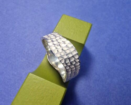 Zilveren heren ring golvende contour met robuuste structuur. Uit de 'Deining' serie van Oogst Goudsmeden.