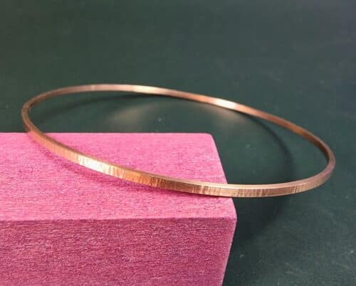 Roségouden Ritme rinkelband met verfijnde streepjes hamerslag. Elegant sieraad voor elke dag. Uit het Oogst atelier.