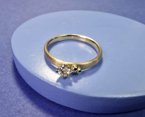 Geelgouden verlovingsring 'Ritme' met 0,16 crt diamant en hamerslag. Elegante en verfijnde ring met besjes, uit het Oogst atelier.