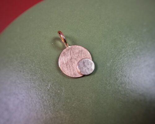 Cirkel hanger roodgoud en witgoud. Uit het Oogst atelier.