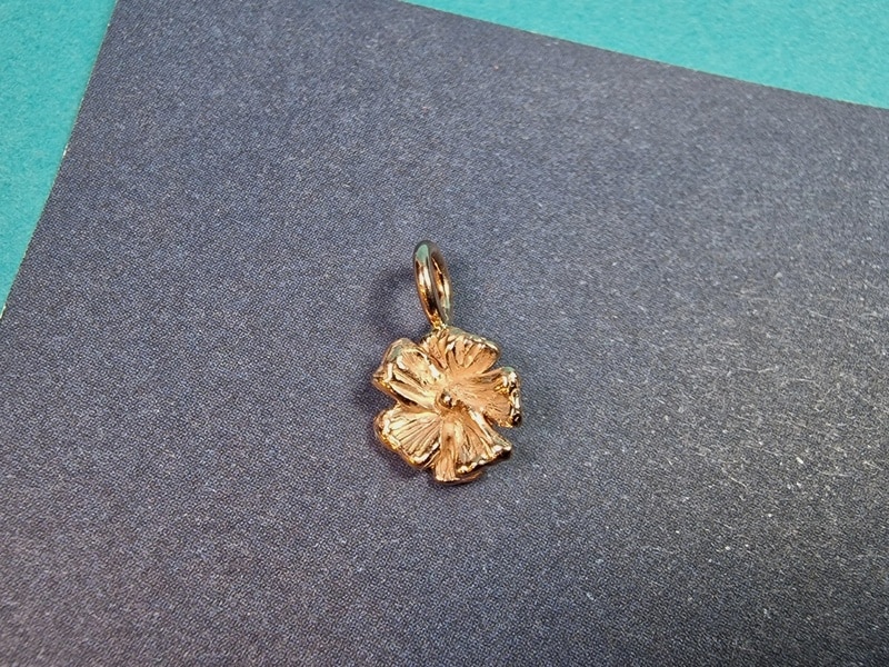 Roodgouden hanger uit de 'In bloei' serie. De Cosmea is een verfijnde bloem hanger voor iedere dag. Handgemaakt in het Oogst atelier.