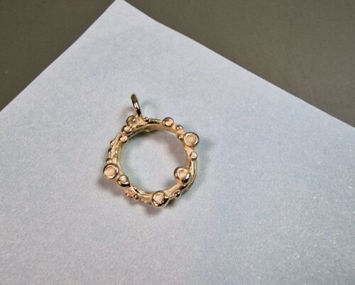 Geelgouden hanger 'Perziken' met speelse texturen en liefdevolle details. Elegant en draagbaar eenmalig sieraad uit het Oogst atelier.