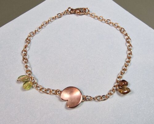 Roodgouden Waterlelie blaadje armband met saffier. Uit het Oogst atelier.