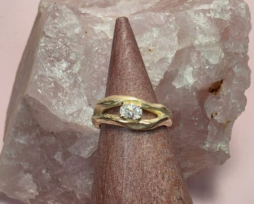 Geelgouden Golf verlovingsring met 0,23 ct ovale diamant. Maatwerk voor Stijn uit het Oogst atelier.
