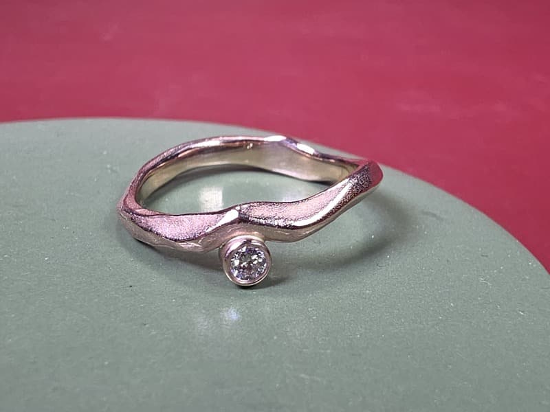 Refined rose gold ring Wave with a flowing texture. Stylish Oogst ring with a sparkling brown diamond. Also lovely as an engagement ring.