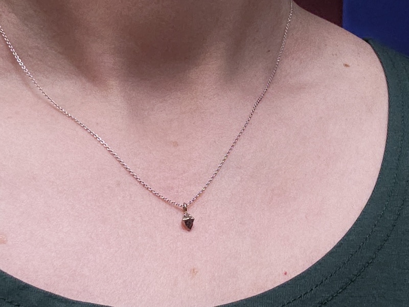Witgouden verfijnde Kristallen hanger, hoekige vorm. Uit het Oogst atelier. Gezien aan een anker schakel collier.
