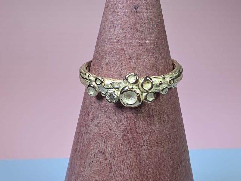 Yellow gold 'Peaches' ring with a 0,03 ct diamond, playful peaches and refined berries. An enchanting Oogst engagement ring.