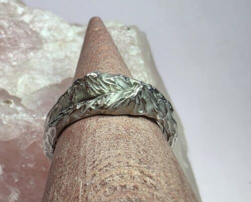 Witgouden Berg ring uit het Oogst goudsmid atelier. Bergkammen contour ring. Maatwerk variatie.