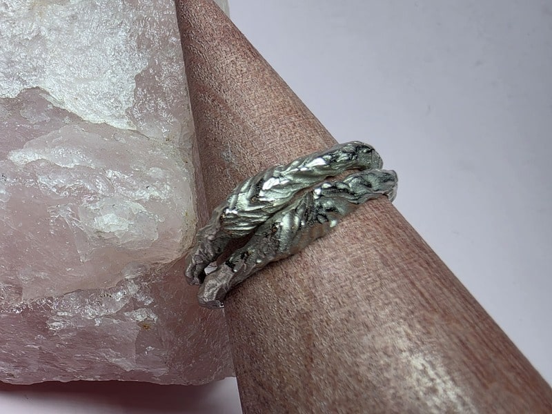 Witgouden Bergen ring uit het Oogst goudsmid atelier. Bergkammen contour ring. Maatwerk variatie.