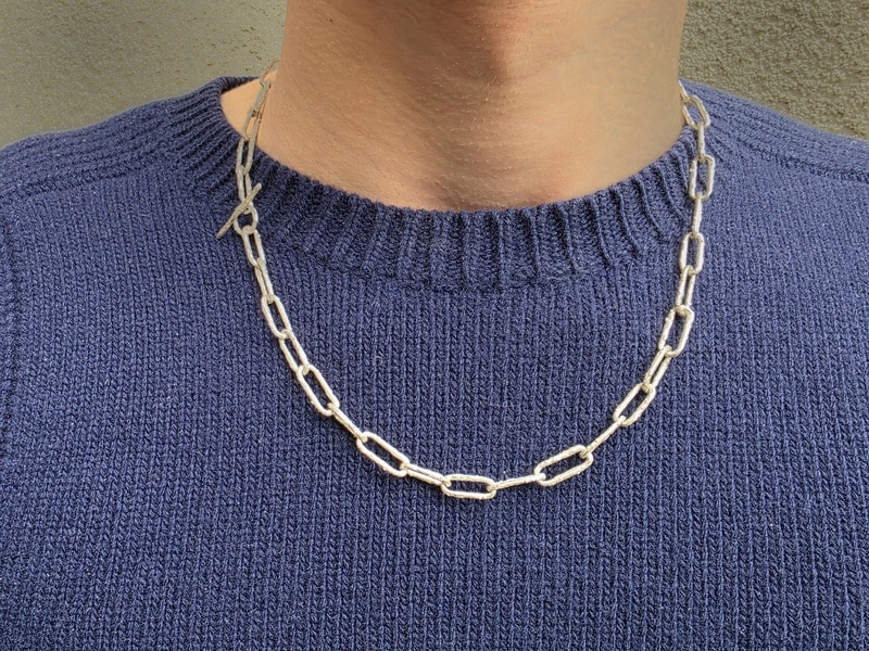 Boomgaard collier, zilveren takjes schakels, om de hals gezien. Ontwerp van Oogst Goudsmeden.