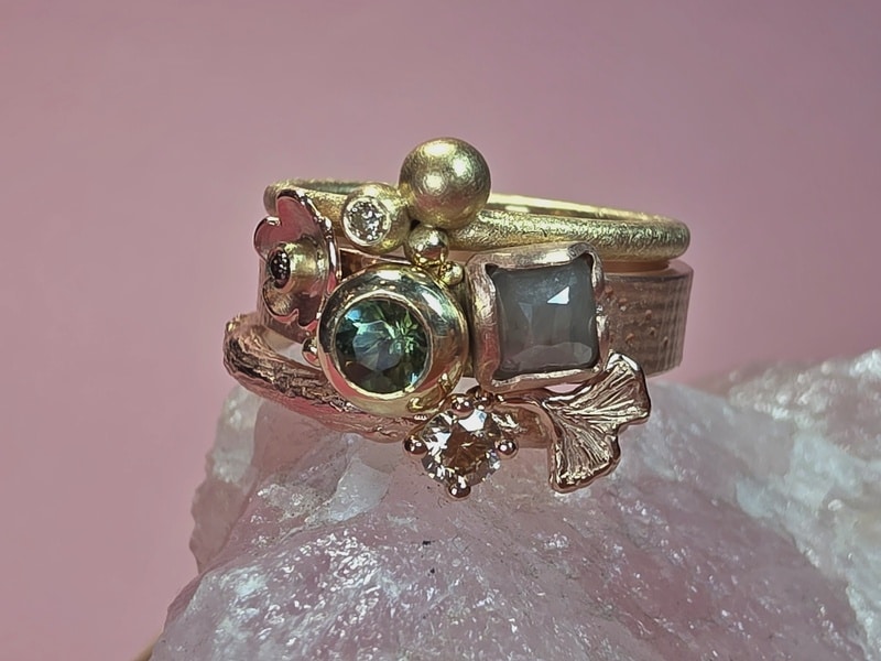 Aanschuifringen Ginkgo, Verzameling en Bessen uit het Oogst goudsmid atelier. Mix van roodgoud en geelgoud, diamant en toermalijn.