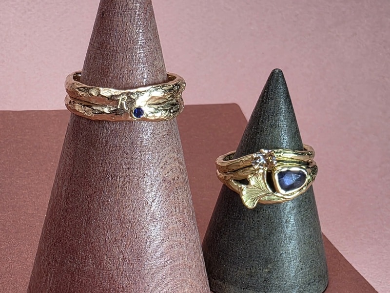 Unieke trouwringen. Roségoud met diamant en saffier. Geelgoud met saffier en diamant. Uit de Boomschors serie. Voor haar aansluitend op haar verlovingsring. Uit het Oogst atelier.