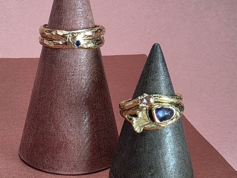 Unieke trouwringen. Geelgoud met saffier en diamant. Roségoud met diamant en saffier. Uit de Boomschors serie. Voor haar aansluitend op haar verlovingsring. Uit het Oogst atelier.
